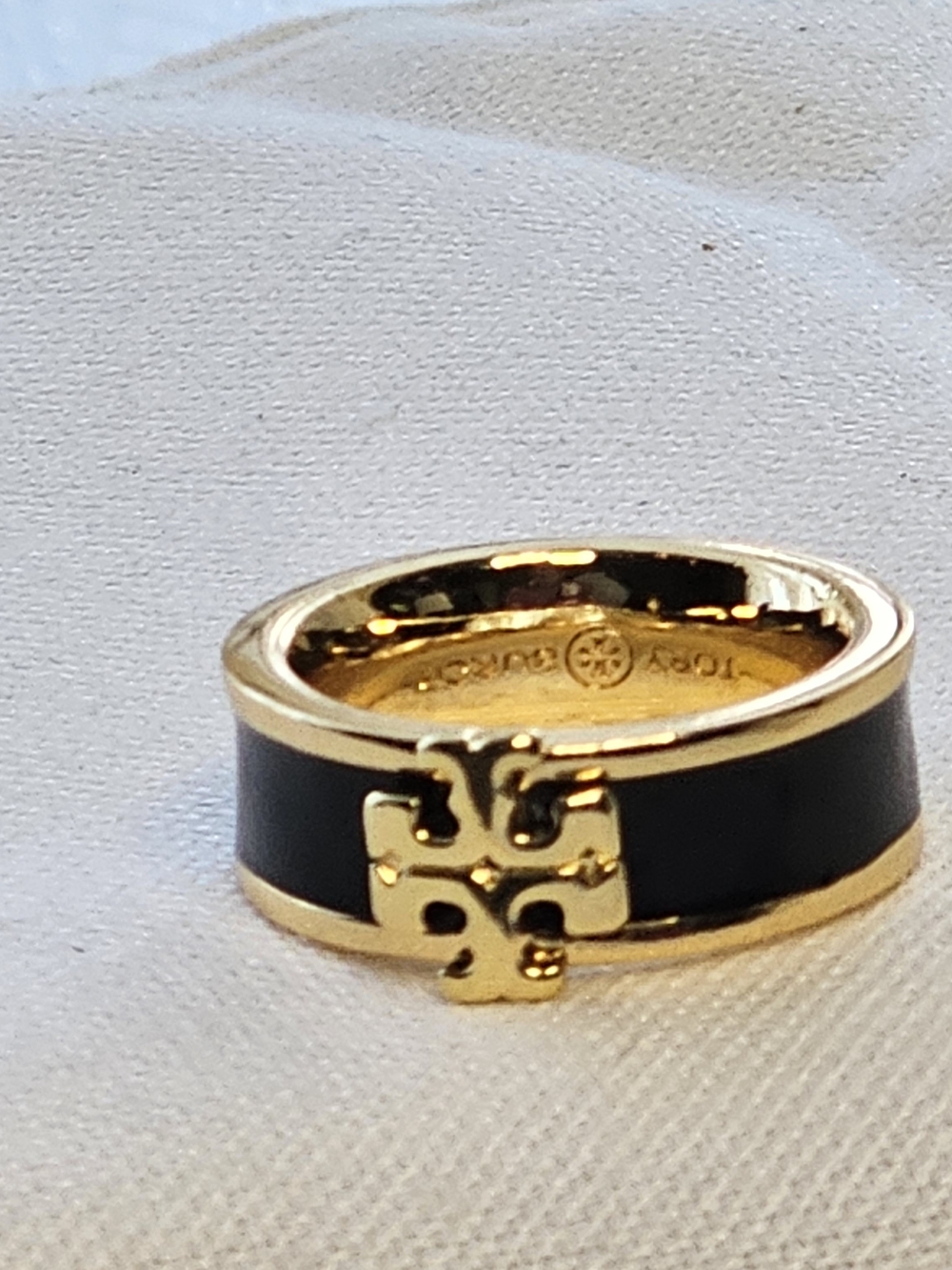 Tory Burch Black Enamel & Gold Logo Band Ring New Size 7 - Picture 4 of 4